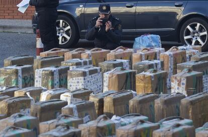 La Polica Nacional detuvo a 35 personas en el seno de la operacin antidroga. Como resultado, 11.000 kilos de hachis han resultado incautados. En la imagen, un agente fotografa la singular estampa.