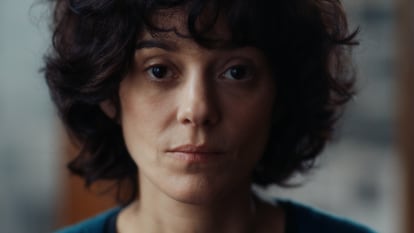 Marion Cotillard, interpretando a Carole Achache, la madre de la directora, en 'Little Girl Blue'.