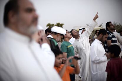 Los hombres de Bahrein se preparan para el mes de ayuno y se reúnen cerca de la playa para buscar la luna creciente, en el pueblo de Karzakan, al sur de Manama.