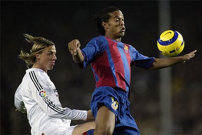 Guti, del Real Madrid (izquierda), y Ronaldinho, del Barcelona, en el partido de noviembre de 2004.