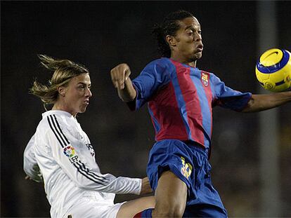 Guti, del Real Madrid (izquierda), y Ronaldinho, del Barcelona, en el partido de noviembre de 2004.