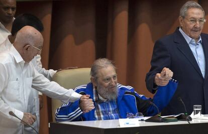 Fidel Castro junto a su hermano Raúl (derecha) y al segundo secretario del Comité Central, José Ramón Machado Ventura, en la clausura del séptimo congreso del partido comunista.