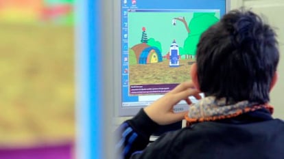 Un niño juega con videojuego creado para luchar contra el acoso escolar.