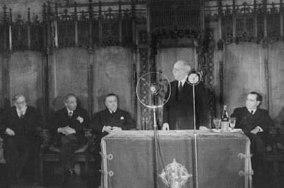 Manuel Azaña, de pie, en el discurso del Ayuntamiento de Barcelona, acompañado (de izquierda a derecha) por Julio Álvarez del Vayo, Lluís Companys, Diego Martínez Barrio y Juan Negrín.