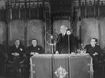 Manuel Azaña, de pie, en el discurso del Ayuntamiento de Barcelona, acompañado (de izquierda a derecha) por Julio Álvarez del Vayo, Lluís Companys, Diego Martínez Barrio y Juan Negrín.