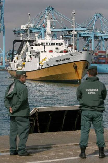 El <i>Odyssey Explorer</i> (derecha), en el puerto de Algeciras el 16 de octubre de 2007.
