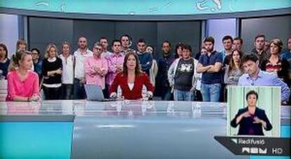 Imagen captada de la retransmisión de la Radiotelevisión Valenciana (RTVV), en el momento en que la presentadora del informativo de la noche, Amalia Sebastián (c), acompañada por trabajadores de la televisión valenciana, informa a los telespectadores del cierre de la cadena decretado por la Generalitat Valenciana el pasado 5 de noviembre. EFE/Archivo