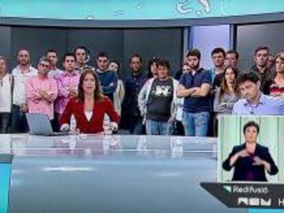 Imagen captada de la retransmisión de la Radiotelevisión Valenciana (RTVV), en el momento en que la presentadora del informativo de la noche, Amalia Sebastián (c), acompañada por trabajadores de la televisión valenciana, informa a los telespectadores del cierre de la cadena decretado por la Generalitat Valenciana el pasado 5 de noviembre. EFE/Archivo
