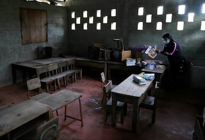 A finales de febrero de 2021 se inauguró la vuelta semipresencial al colegio. Abrirían algunos con el aforo controlado y siempre que la incidencia en el municipio fuera pequeña. Otra de las condiciones impuestas por el Ministerio de Educación era que las escuelas tuvieran agua y saneamiento. Así, 9.900 centros quedaban fuera de la opción. Entre ellos, el de Sonté. Para estos 270 alumnos de Infantil y Primaria no hay nada que festejar aún. Los pupitres oxidados descansan en pilas y aún no se ha limpiado ni acondicionado el resto de áreas comunes. “¿Para qué?”, se pregunta la maestra de Primaria, Elena Carbonell, “Si igual no vamos a abrir”.