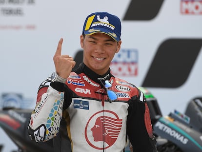 El piloto del LCR Honda, Takaaki Nakagami, tras lograr la pole en Alcañiz.