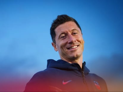 Robert Lewandowski ya es oficialmente jugador del Barcelona.