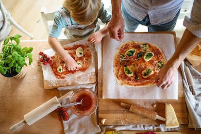 Los niños que ayudan en la cocina aprenden a conocer distintas culturas, tradiciones e incluso practican matemáticas