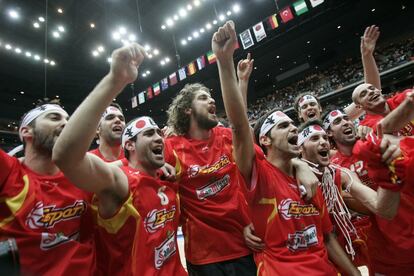 Componentes de la selección española celebran la victoria en el Mundial de Baloncesto de Japón 2006, tras derrotar a Grecia en la final de la competición por 70- 47. En la foto, de izquierda a derecha: Juan Carlos Navarro, Carlos Cabezas, Pau Gasol, Jorge Garbajosa, José Manuel Calderón, Rudy Fernández, Berni Rodríguez y Carlos Jiménez.