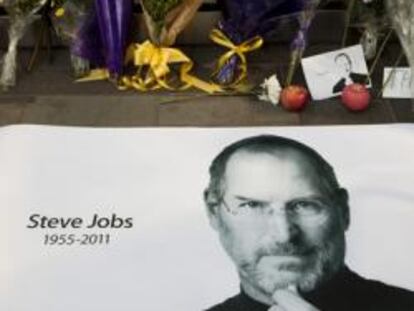 Santuario improvisado para conmemorar la figura de Steve Jobs, en la tienda de Apple en Pekín