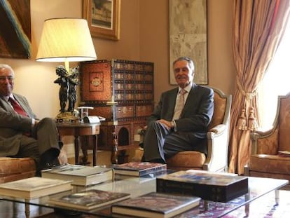 El líder socialista portugués, António Costa (izda), durante su reunión con el presidente portugués, Anibal Cavaco Silva, este martes en Lisboa.