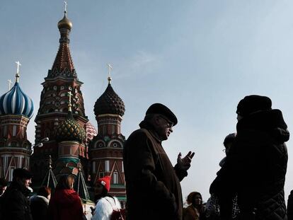 Ciudadanos en la Plaza Roja de Moscú, Rusia.