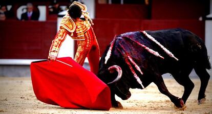El diestro francés Sebastián Castella, durante la faena a su segundo toro, ayer en Las Ventas.