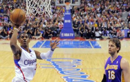 Gasol observa c&oacute;mo Chris Paul anota sin oposici&oacute;n.