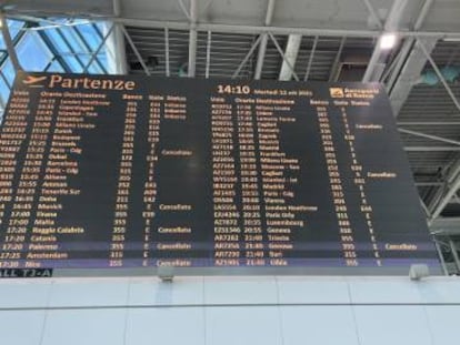 Panel informativo en el aeropuerto de Roma.