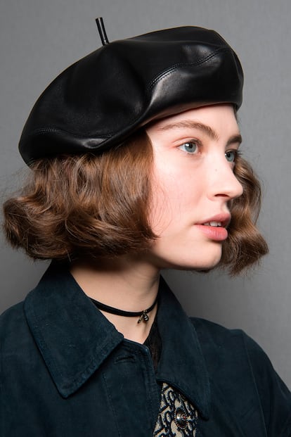 En el ejército de chicas Dior también se colaron varios 'blunt bob' combinados con boinas. En la foto, la modelo Liliya Krishtalev prueba que también es apto para pelos rizados con volumen.