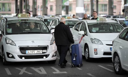 Un pasajero entre taxistas en Atocha.