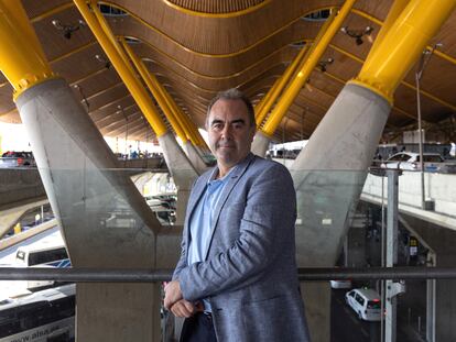Marcos López Hoyos, presidente de la Sociedad Española de Inmunología, en la T4 del Aeropuerto Adolfo Suárez Madrid Barajas, este miércoles.