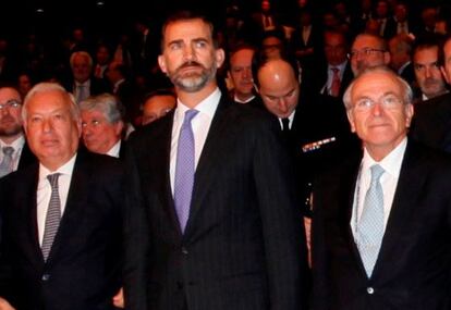 El príncipe Felipe (en el centro) con el ministro de Exteriores, José manuel Margallo y el presidente de Caixabank, Isidro Fainé.