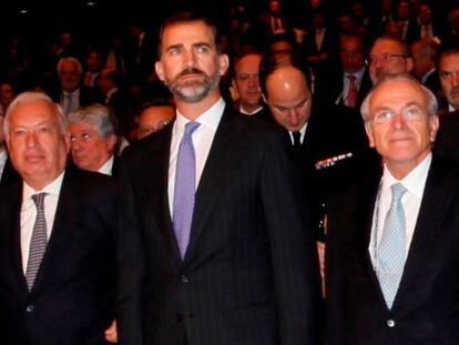 El príncipe Felipe (en el centro) con el ministro de Exteriores, José manuel Margallo y el presidente de Caixabank, Isidro Fainé.