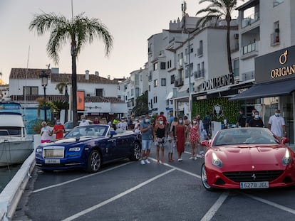 Coches de lujo en Puerto Banús, en una foto de archivo.