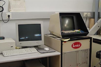 En el Gabinete de Documentación técnica del Museo del Prado sigen utilizando un equipo estadounidense del año 1978 para analizar pigmentación que lleva una primitiva computadora incorporada. A la izquierda de éste se puede observar un moderno equipo informático.