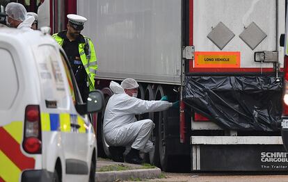 Forenses de la policía británica investiga el camión en el que viajaban las 39 personas fallecidas, en Londres.