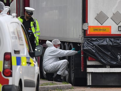 Forenses de la policía británica investiga el camión en el que viajaban las 39 personas fallecidas, en Londres.
