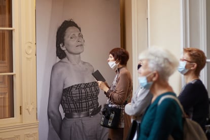 Visitantes al lado de imagen de Gala en la exposición 'Leda Atómica y otras representaciones de Gala en las obras de Salvador Dalí'.