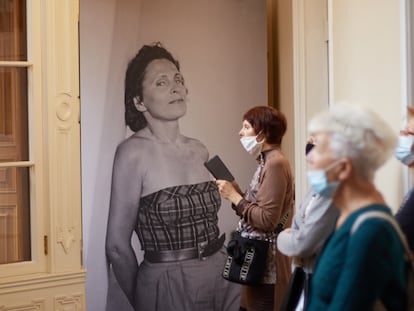 Visitantes al lado de imagen de Gala en la exposición 'Leda Atómica y otras representaciones de Gala en las obras de Salvador Dalí'.