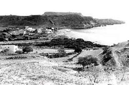 Vista de la playa de Agua Amarga, en Níjar, en los años cincuenta.