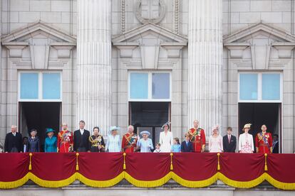 La foto de familia, al completo (o casi). En esta ocasión, el balcón del palacio de Buckingham ha estado menos concurrido que en celebraciones pasadas. De izquierda a derecha, los duques de Gloucester, Richard y Birgitte; los duques de Kent, Catalina y Eduardo; sir Timothy Lawrence y la princesa Ana; Camila de Cornualles y Carlos de Inglaterra; la reina Isabel II; Kate Middleton, sus tres hijos (Luis, Carlota y Jorge) y Guillermo de Inglaterra; Sofía de Wessex, sus hijos James y Luisa y su marido, el príncipe Eduardo.