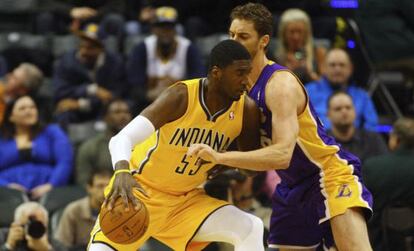 Pau Gasol ante Roy Hibbert.