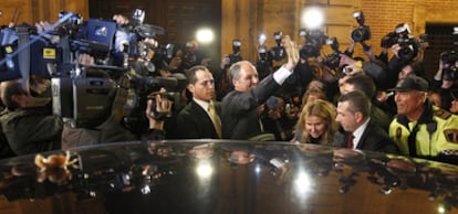 Francisco Camps acknowledges supporters as he leaves court in Valencia.