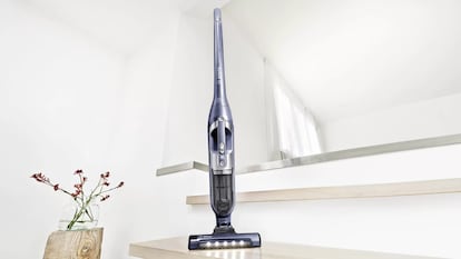 Artículo de EL PAÍS Escaparate en el que se describe una serie de rebajas en aspiradoras sin cable tipo escoba de Bosch