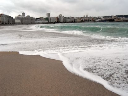 Playa de Riazor (A Coru&ntilde;a), una habitual, y muy cuestionada, del listado de banderas azules.