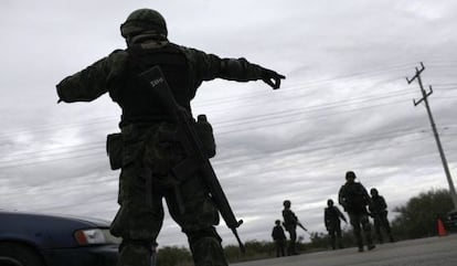 Un soldado en un ret&eacute;n en San Fernando, en Tamaulipas. 