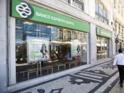 Un hombre camina junto a una sucursal del Banco Espirito Santo en Lisboa. 