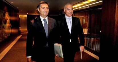José María Martínez y Antonio Soto, ayer, en la sede de Bankia, en Valencia.