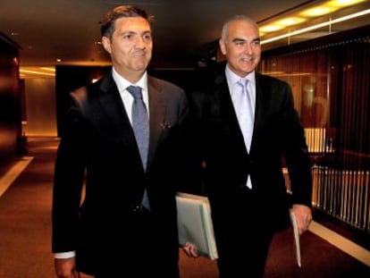 Jos&eacute; Mar&iacute;a Mart&iacute;nez y Antonio Soto, ayer, en la sede de Bankia, en Valencia.