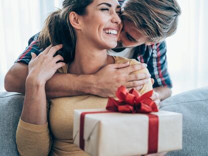 Esta celebración puede ser una buena excusa para tener un detalle bonito con alguien a quien apreciamos. GETTY IMAGES.