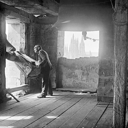 El campanero de la torre de la iglesia de San Gil. Al fondo, la catedral de Burgos. Hacia 1925. Archivo Villanueva. IPCE. Ministerio de Cultura.