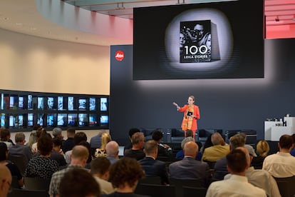 Karin Rehn-Kaufmann, durante la presentación de los actos por el centenario de la cámara Leica en la sede de la empresa en Wetzlar, el 26 de junio. Imagen cedida por la organización.