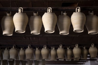 Detalle de los botijos de que fabrican artesanalmente los hermanos Montaño y que cuelgan del techo de su taller mientras se secan.