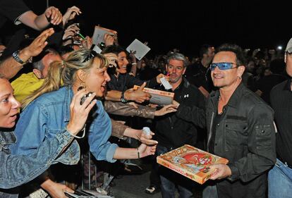 Bono reparte pizzas a sus fans en Turín, tras terminar el ensayo del concierto que daría en agosto de 2010 en la misma ciudad.