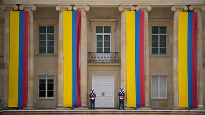 Guardias frente a la entrada principal del Palacio de Nariño, en agosto de 2022.